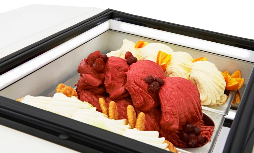 COUNTERTOP MODEL ICE CREAM DISPLAY WHITE  OPENS ON THE OPERATING SIDE